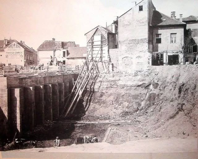 Dolac. Gradilište buduće tržnice 1928. godine. Vide se srušene kuće